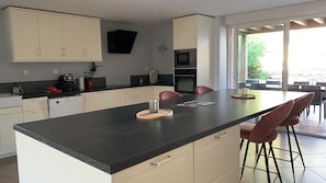 Frigorífico, microondas, horno y placa de cocina