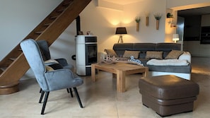Fernseher, Kamin, Tischtennisplatte