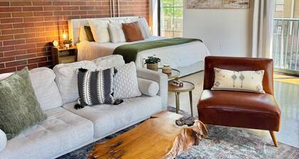 Modern Flat in Historic 4th Ward- a few blocks to BOA Stadium!