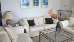 تلفزيون، مشغل دي في دي، كُتُب، ستيريو
