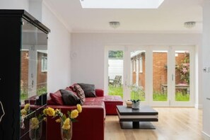 TV, fireplace - Tudor house · Kingston luxury 5 bed villa (Kingston-upon-Thames)