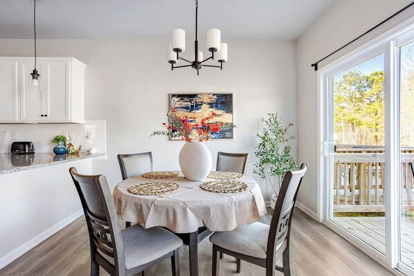 Dining - 3 bedroom townhome in delightful Huntersville w AC, WiFi Near Birkdale Village (Huntersville)