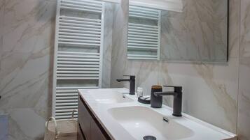 吹风机、拖鞋、毛巾、肥皂