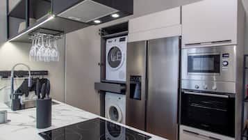 Refrigerador, microondas, horno, placa de cocina