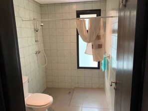 Douche, séchoir à cheveux, serviettes fournies, savon