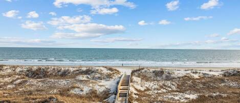 Chaises longues, serviettes de plage