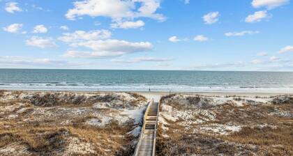 Sunset Beach 3BR Cottage with Spacious Deck & Screened Porches