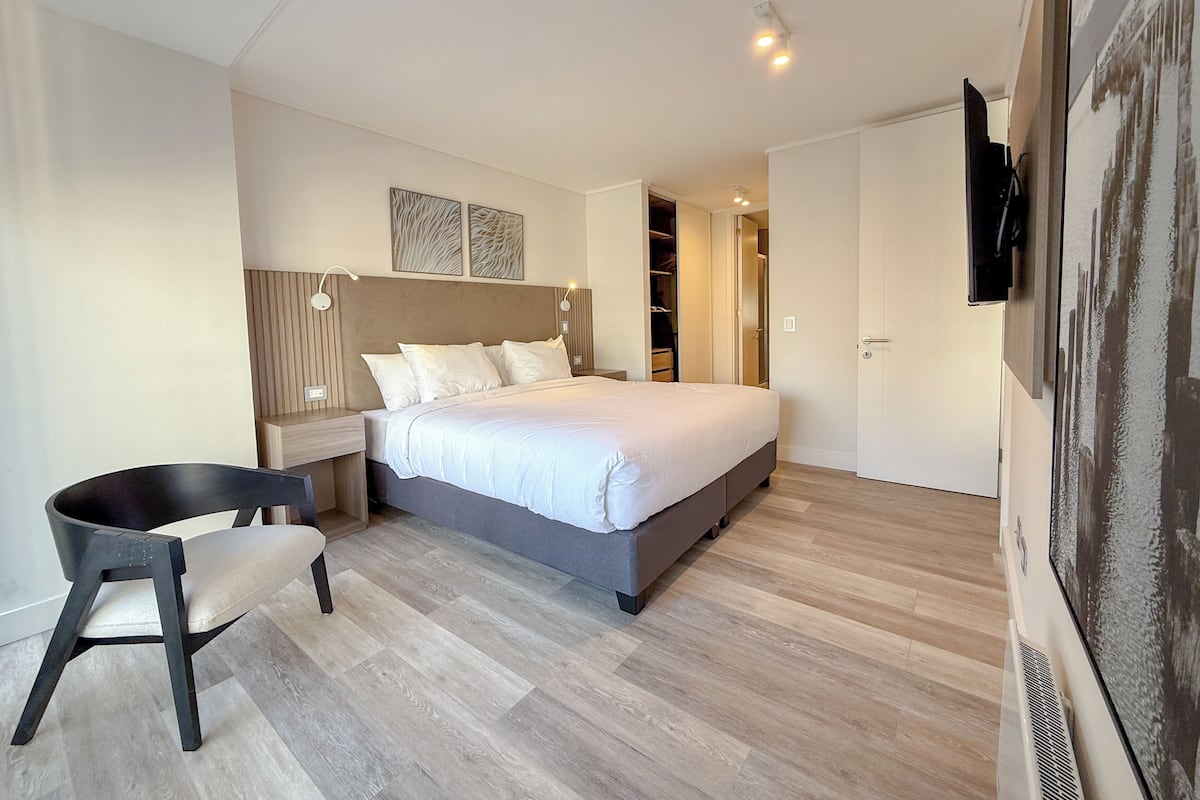 LÀgenhet Superior - 2 sovrum - balkong (2 King beds) | 2 sovrum, vÀrdeförvaringsskÄp pÄ rummet, gratis wi-fi och sÀngklÀder