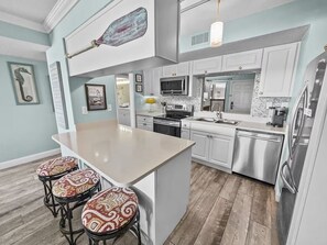 Réfrigérateur, micro-ondes, four, lave-vaisselle