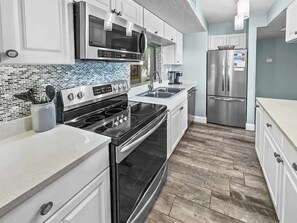 Jääkaappi, mikroaaltouuni, uuni, astianpesukone