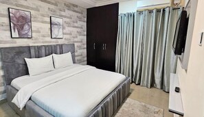 Economy-Apartment, Balkon, Stadtblick | 1 Schlafzimmer, Schreibtisch, laptopgeeigneter Arbeitsplatz