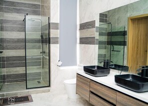 Economy-Apartment, Balkon, Stadtblick | Badezimmer | Kostenlose Toilettenartikel, Haartrockner, Handtücher, Seife