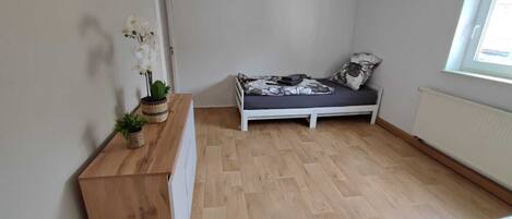 2 عدّة غرف نوم وواي فاي وملاءات أسرّة