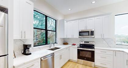 New modern town home with full kitchen, living room & top floor balcony