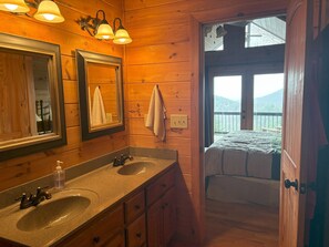 3 bedrooms, desk, iron/ironing board, WiFi