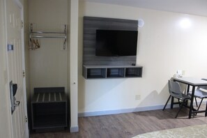 Studio | Desk, free WiFi, bed sheets - Homestead Inn (Canton)
