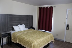 Studio | Desk, free WiFi, bed sheets - Homestead Inn (Canton)