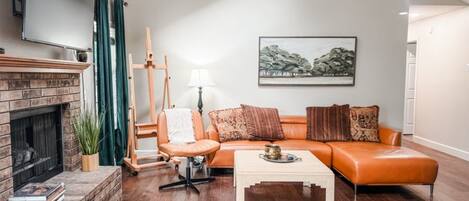 Een smart-tv, een open haard en boeken