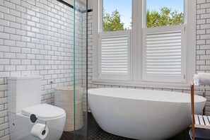 Hair dryer, towels - Solara Executive Villa with Air-Con and Backyard (Auckland Central Suburbs)