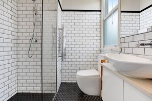 Secador de pelo, toallas