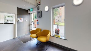 Coin salon dans le hall