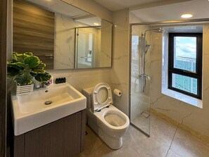 Haartrockner, Bidet, Handtücher, Seife