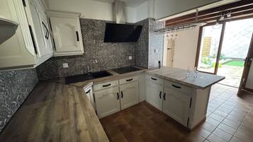 Een microgolfoven, een oven, een kookplaat, een vaatwasser