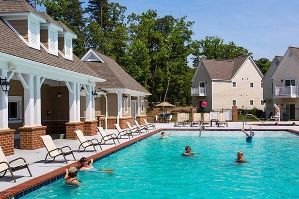 Pool - 1 bedroom condo in Williamsburg with outdoor and indoor pools JULY 27- AUGUST 3 (Williamsburg)