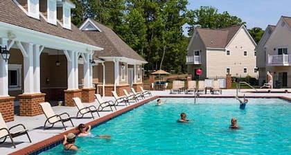 1 bedroom condo in Williamsburg with outdoor and indoor pools JULY 27- AUGUST 3
