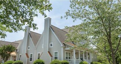 1 bedroom condo in Williamsburg with outdoor and indoor pools JULY 27- AUGUST 3