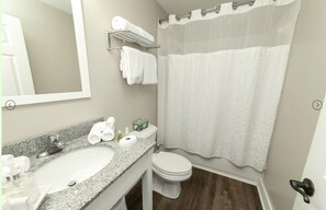 Secadora de cabello, toallas, jabón, papel de baño 