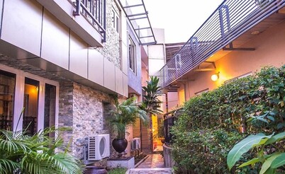 De Palatial Hotel and Apartments