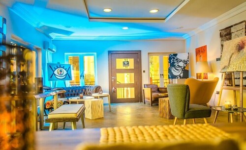 De Palatial Hotel and Apartments