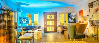 De Palatial Hotel and Apartments