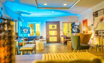 De Palatial Hotel and Apartments