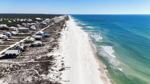 Chaises longues, serviettes de plage