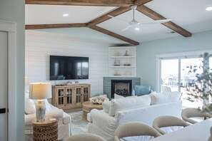 Smart TV, chimenea y videojuegos