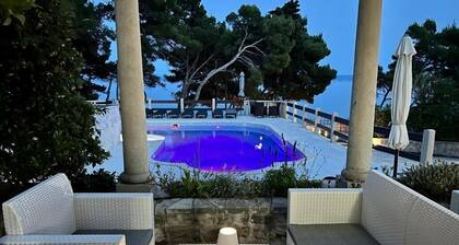Vila Vera Seafront Apartments. Side sea view apartment for 2 guests