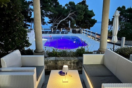 Pool. Vila Vera Seafront Apartment with Garden View