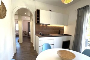 Dining - Vila Vera Seafront Apartment with Garden View (Sumartin)