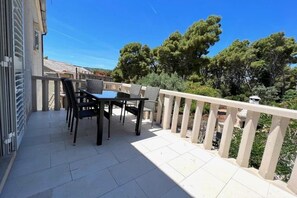 Outdoor dining - Vila Vera Seafront Apartment with Garden View (Sumartin)