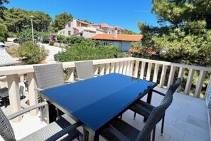 Outdoor dining - Vila Vera Seafront Apartment with Garden View (Sumartin)