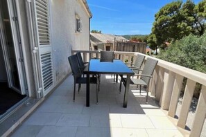 Outdoor dining - Vila Vera Seafront Apartment with Garden View (Sumartin)