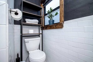 Hiustenkuivaaja, pyyhkeet, saippua, vessapaperi