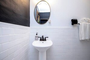 Hiustenkuivaaja, pyyhkeet, saippua, vessapaperi