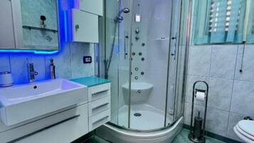 Doccia, vasca idromassaggio, asciugacapelli, bidet