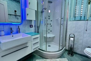 Dusche, Whirlpool, Haartrockner, Bidet