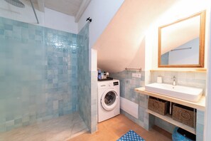 Douche, séchoir à cheveux, bidet, serviettes fournies