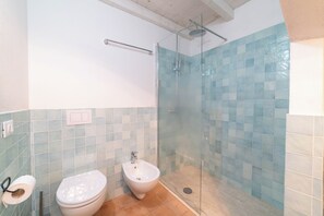 Douche, sèche-cheveux, bidet, serviettes fournies
