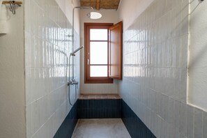 Dusche, Haartrockner, Bidet, Handtücher